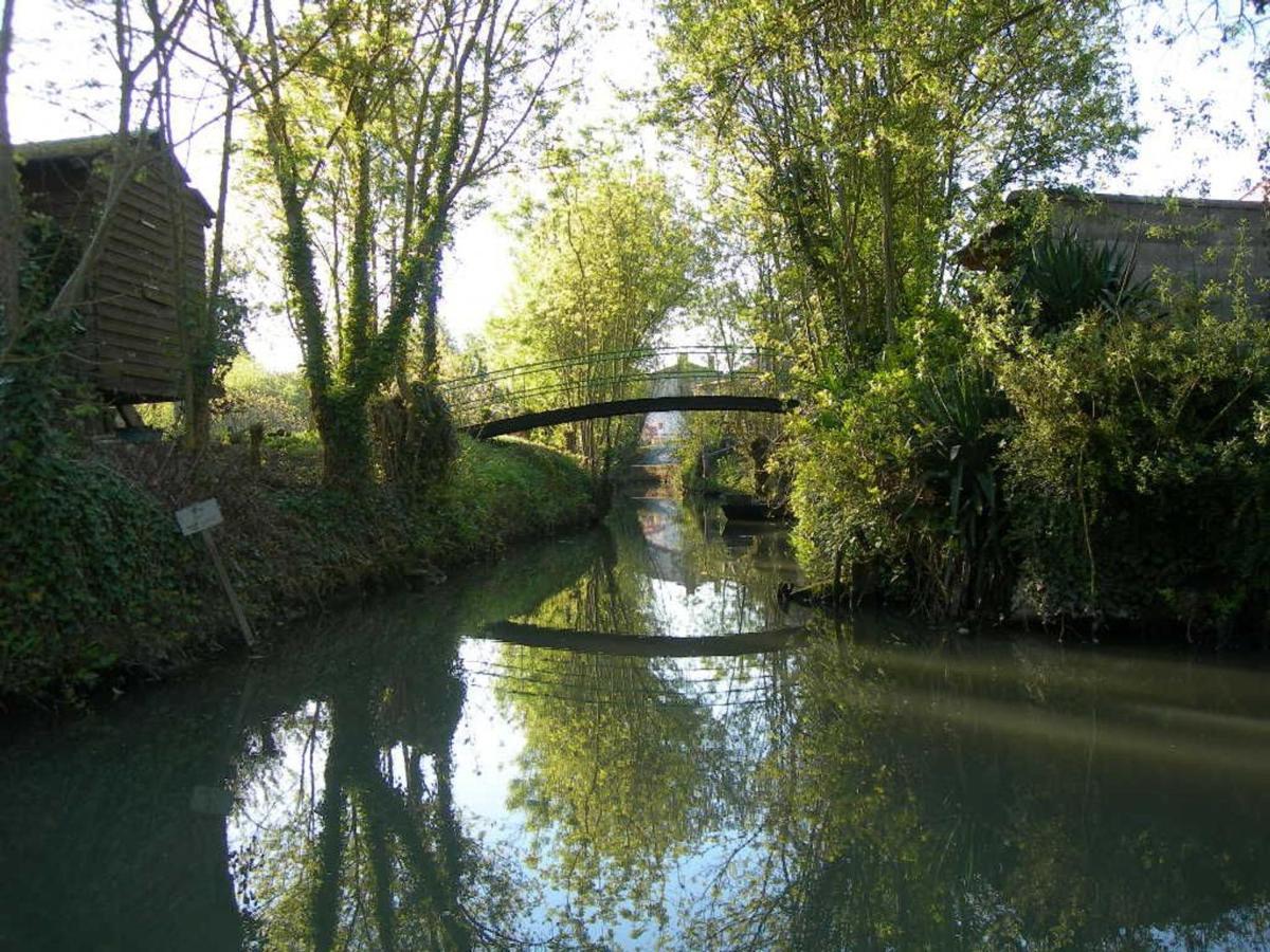 Gite Charmant Au Bord De L'Eau Avec Canoes, Terrasse Et Jardin A Damvix, Au Coeur Du Marais Poitevin. - Fr-1-426-354 Villa Exterior photo